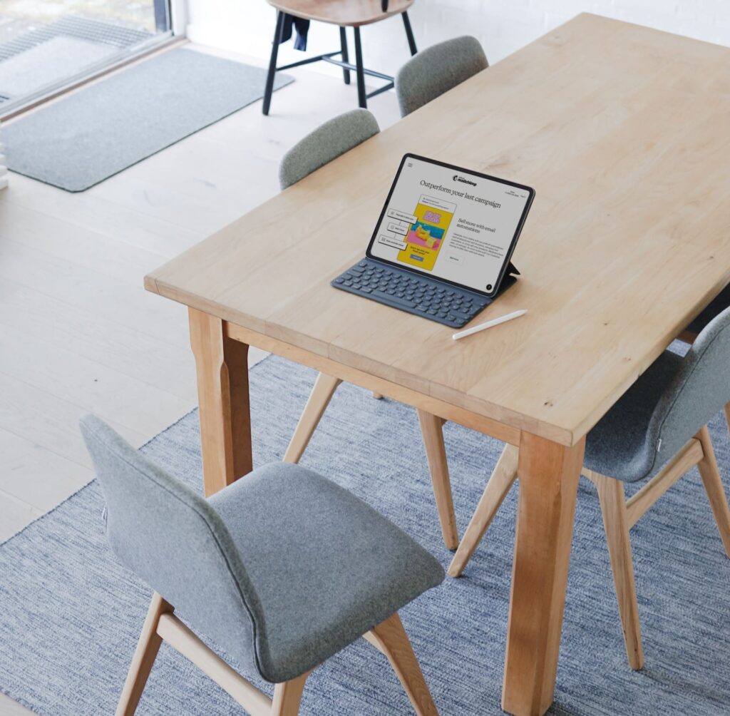 table en bois avec un ordinateur posé dessus